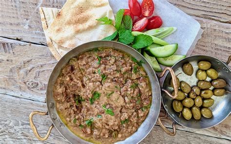  Ful Medames: A Creamy Dreaminess and Zesty Complexity Unite on Your Plate!