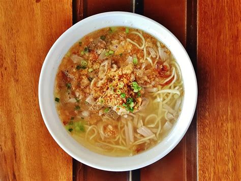  La Paz Batchoy:  A Flavorful Symphony Where Savory Broth Meets Chewy Noodles