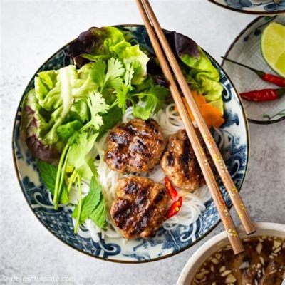  Bún Chả Hà Nội: A Symphony of Grilled Pork and Fresh Herbs Served with Cold Rice Noodles!