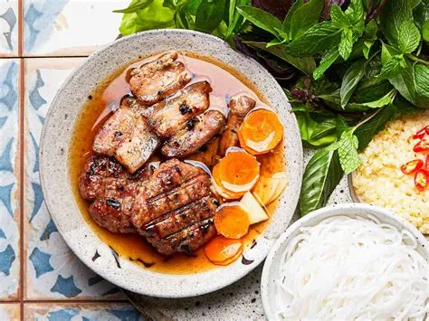 Bún Chả Hanoi: A Symphony of Sizzling Pork and Refreshing Herbs!