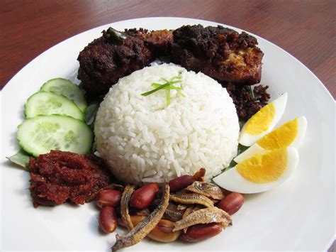 Nasi Lemak - A Creamy Coconut Rice Dish Bursting With Spicy and Aromatic Flavors!